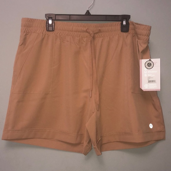 Mondetta Pants - Mondetta Tan Cuffed Shorts Size XXL